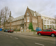 840216 Gezicht op het complex van het voormalige St. Antoniusziekenhuis aan de Prins Hendriklaan te Utrecht, met rechts ...